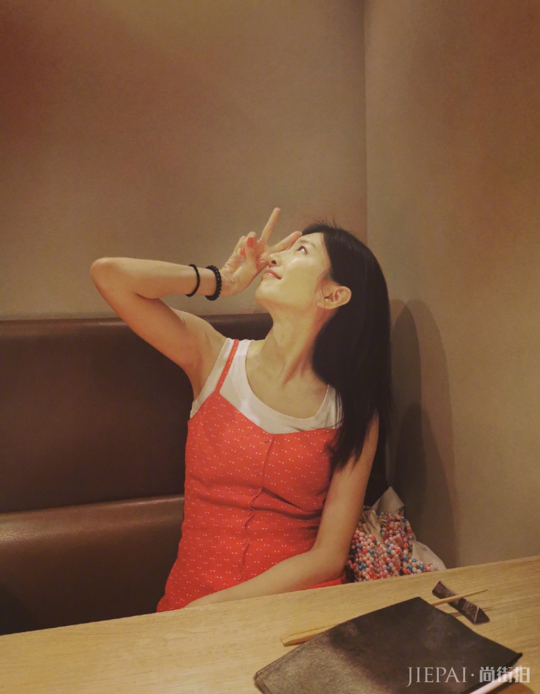 御姐如何变少女？江疏影牛油果色连衣服配流苏马尾辫简单还减龄