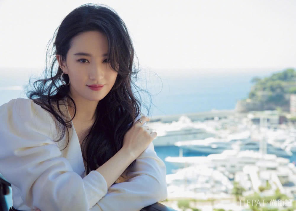 刘亦菲造型写真戴普通农民草帽,美貌美到没有尽头