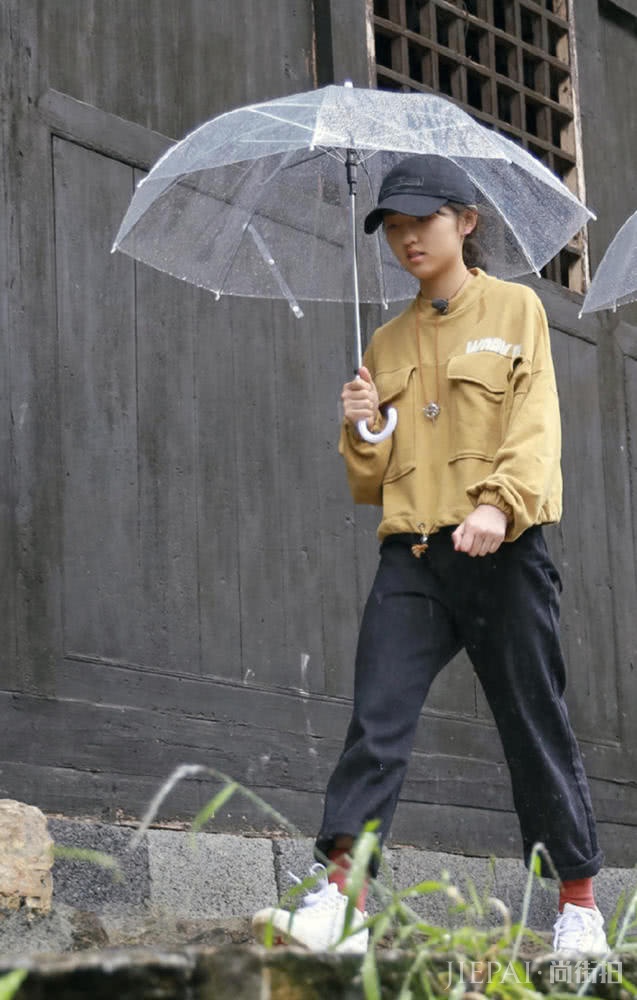 张子枫向往的生活上热搜，私服穿搭有品位