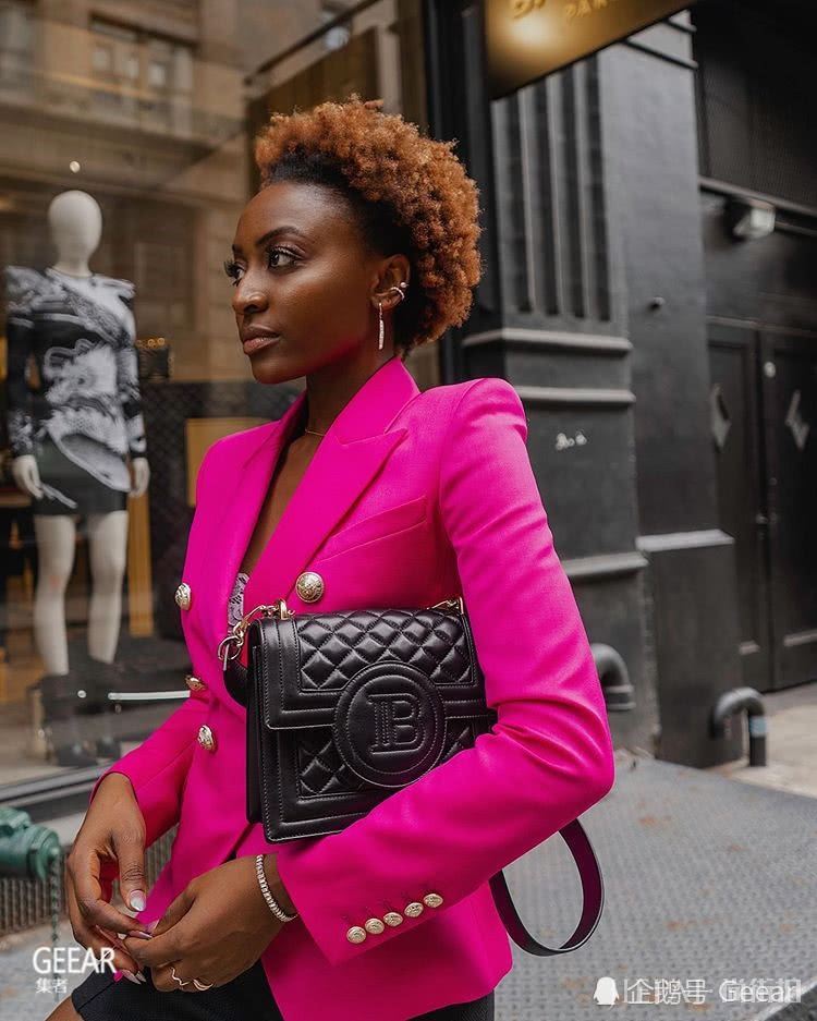 它会是今季最潮流的手袋?让这些时尚博主穿搭替你示范