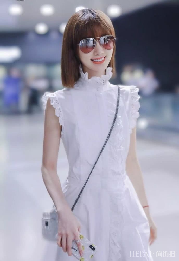 张嘉倪撞上毛晓彤，穿小白裙少女气质难分上下