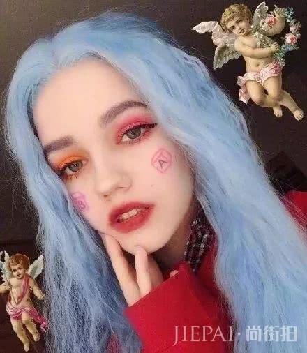 长着一张精灵脸的俄罗斯少女,都拜倒在她的彩虹眼影和神仙发色