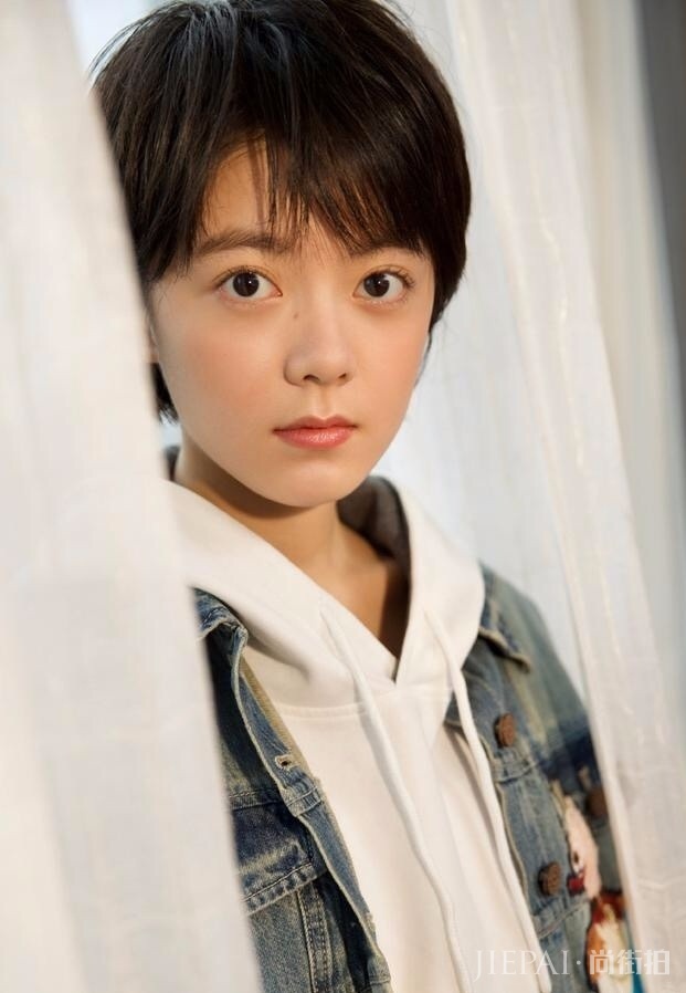 赵今麦私服搭配太高级!条纹衫配碎短发气场颜值神似王菲