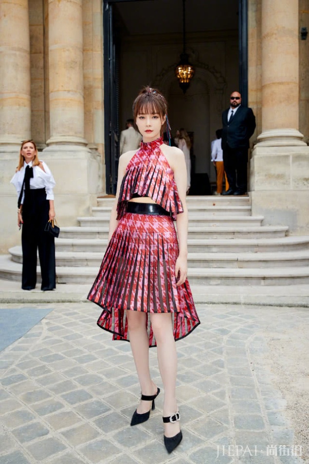 沈梦辰撞上杨超越,高马尾造型还搭脏辫,差10岁却美得不相上下