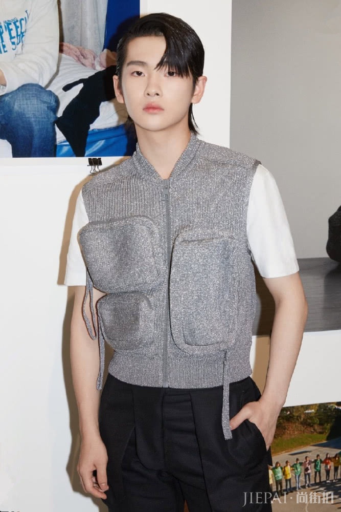 热巴粗呢连衣裙显成熟，张子枫印花装太青春