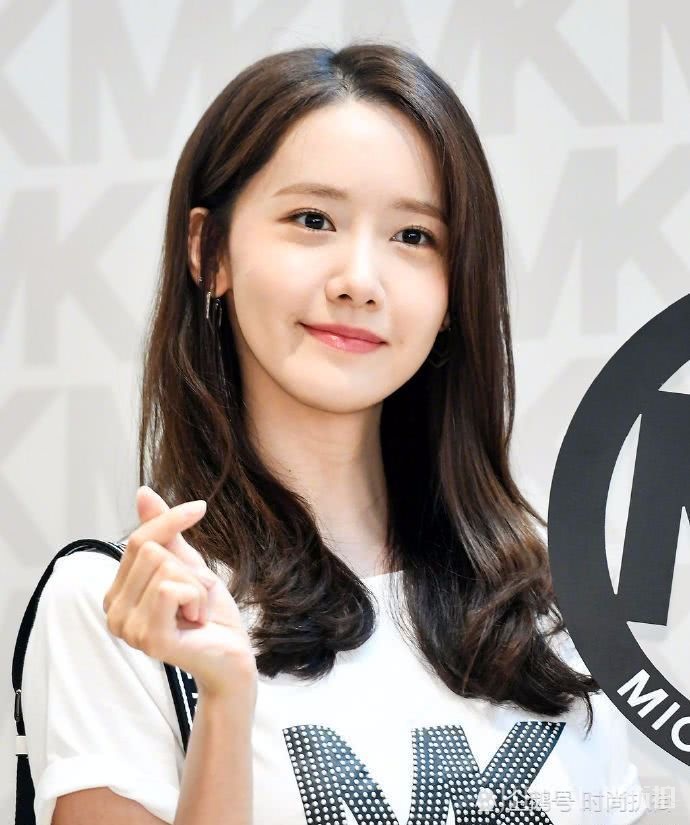 林允儿活动掉落高跟鞋,通勤风穿搭显高挑