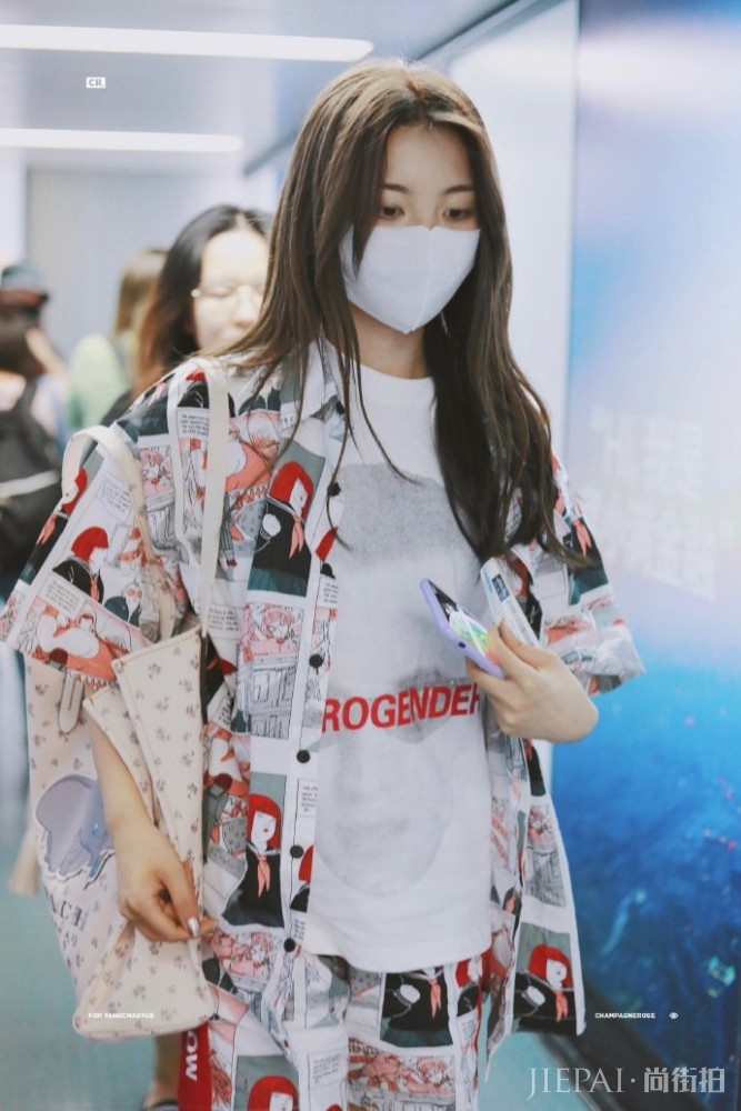 杨超越的内搭,李菲儿的T恤,你更喜欢谁的搭配?