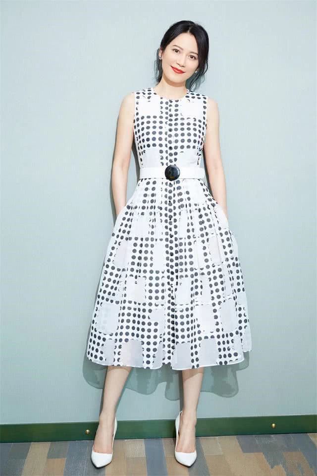 快50岁女人穿衣显气质最重要,学会这“4点”分分钟变优雅女神