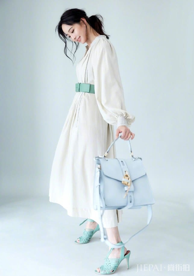 丝带鞋已经不能满足张钧甯了,只有“菠萝鞋”才够个性