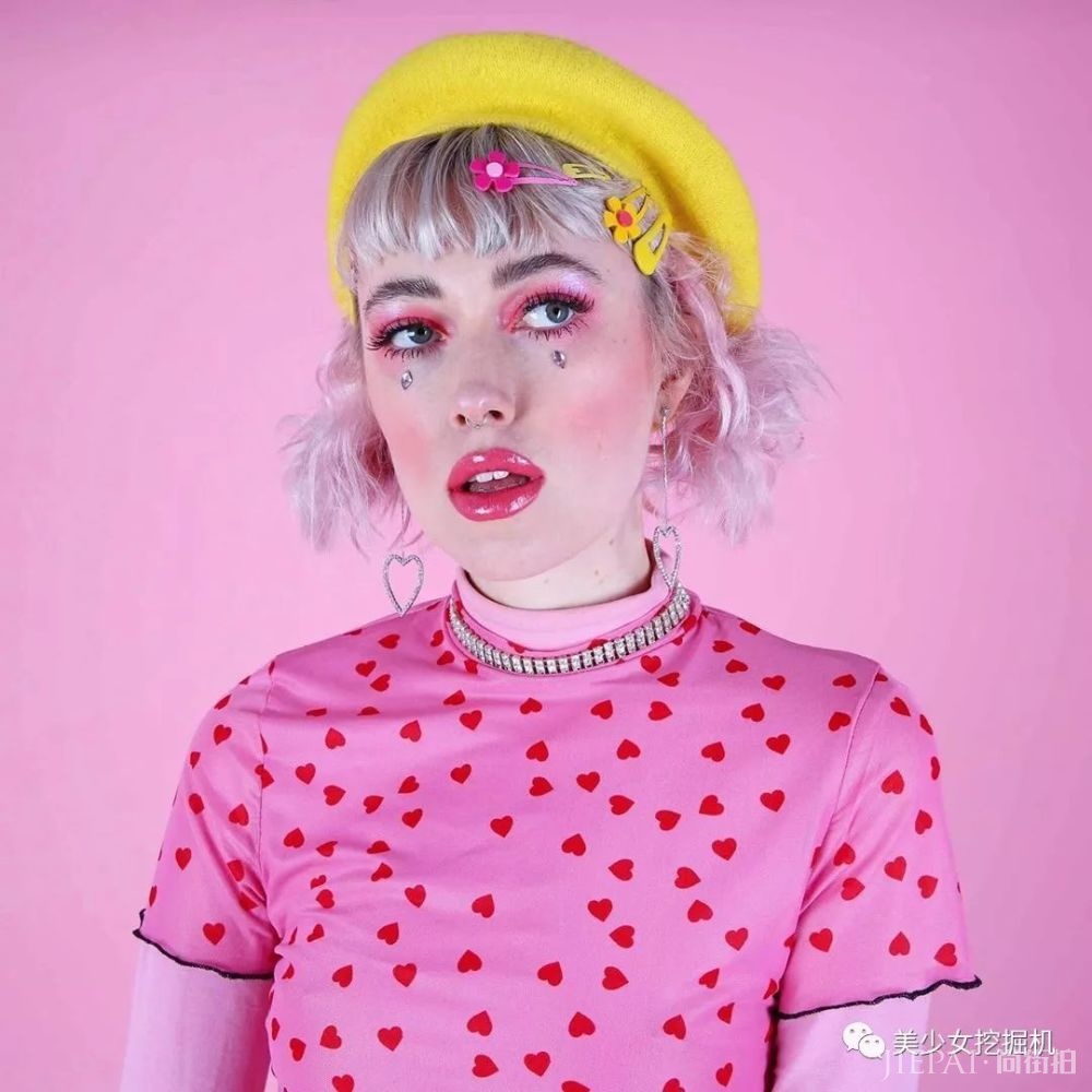 长着一张精灵脸的俄罗斯少女,都拜倒在她的彩虹眼影和神仙发色