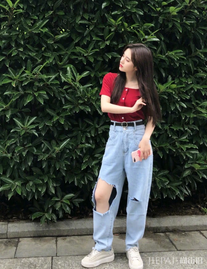 鞠婧祎挑战二分裙,尽显激情和张扬