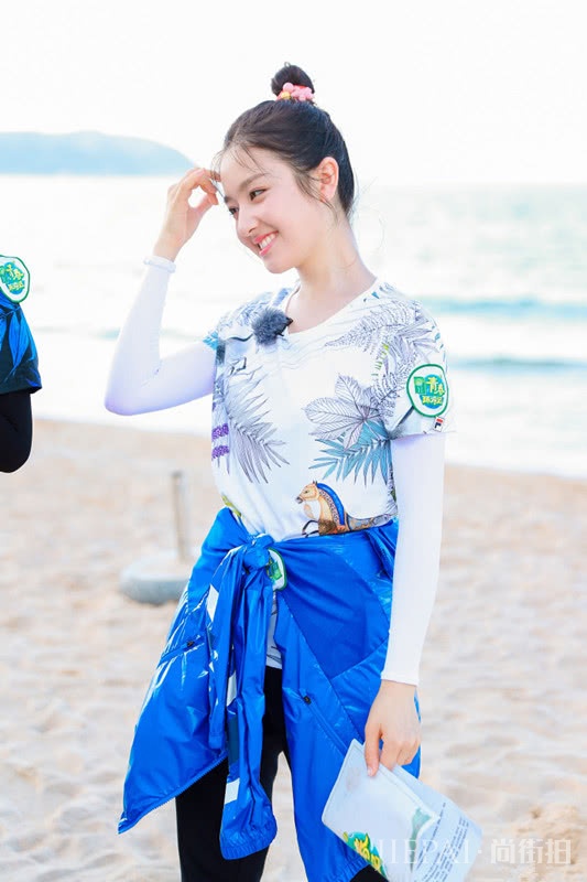 李兰迪穿黄色卡通印花T恤搭A字裙，可爱又清新