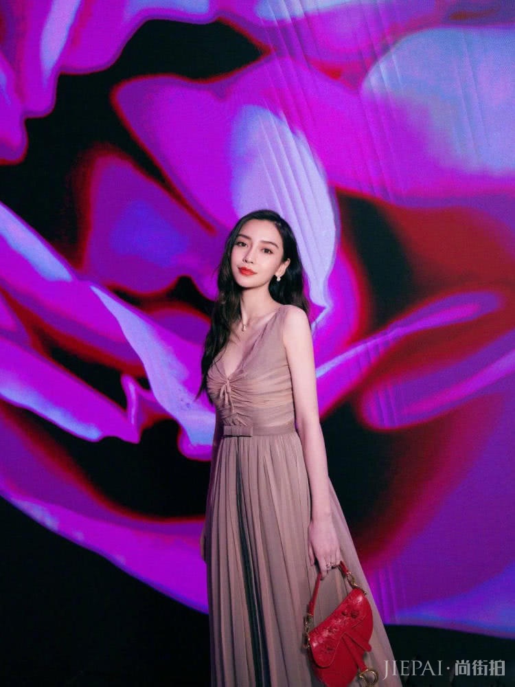Angelababy同样搭配纱裙，风格差距却这么大？