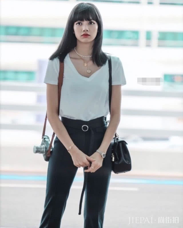 Lisa将“黑米裤”穿成小脚裤既视感，我只能羡慕