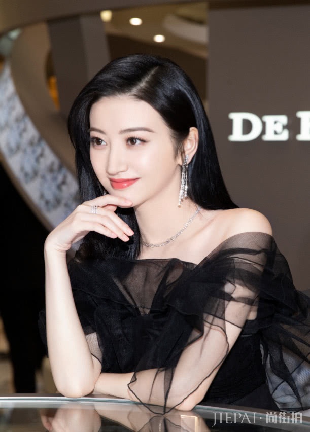 景甜5cm的“沙漏裙”仅有层阴影，一般人却不敢尝试