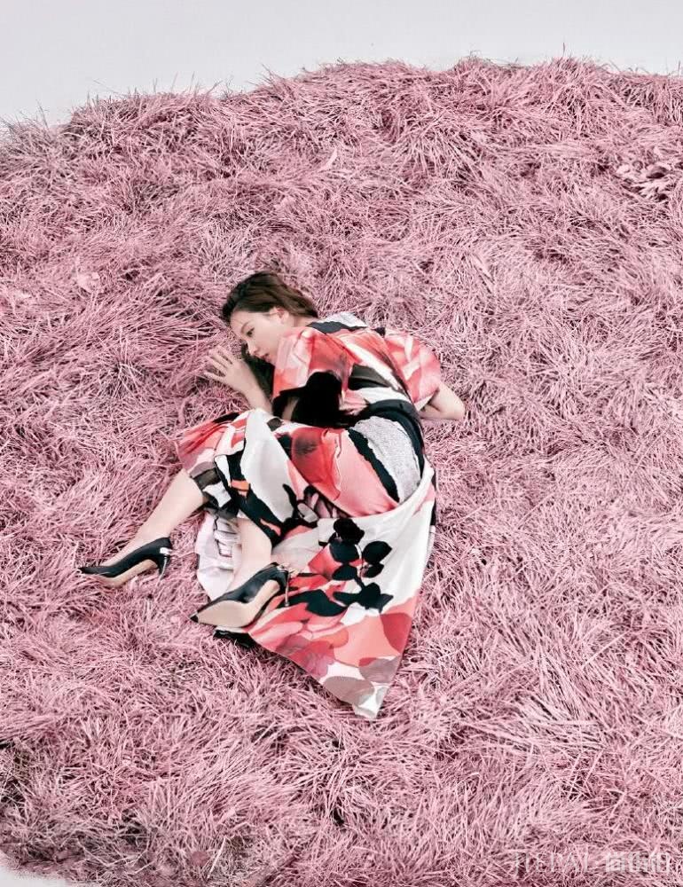 乔欣穿流苏吊带扎麻花辫，笑起来空气都甜了