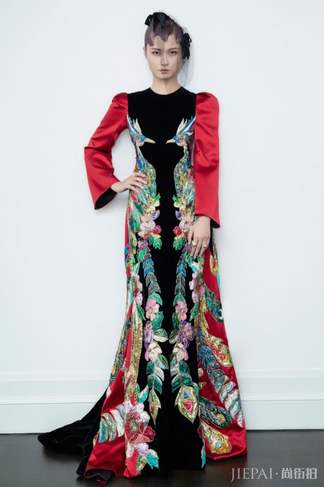 李宇春晒近照大秀好身材，穿千鸟格连体裤韵味十足