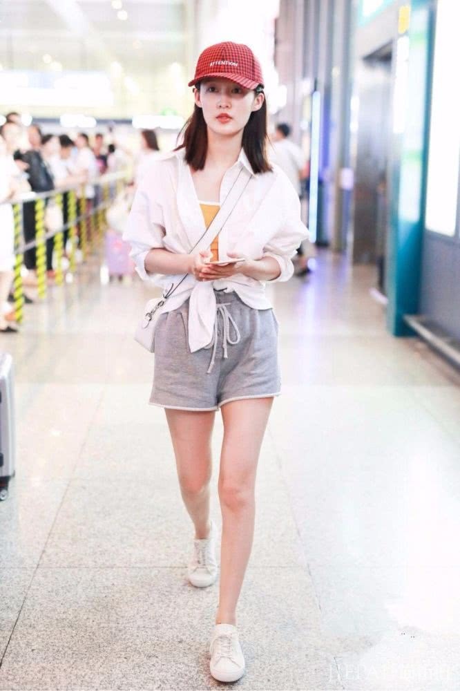 李沁机场街拍？腿跟涂了粉底液似的嫩白，穿黑裙更明显