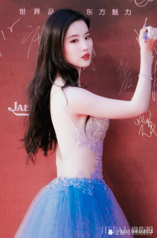 刘亦菲又上热搜，一袭蓝色礼服太有小心机，一般人就算了吧