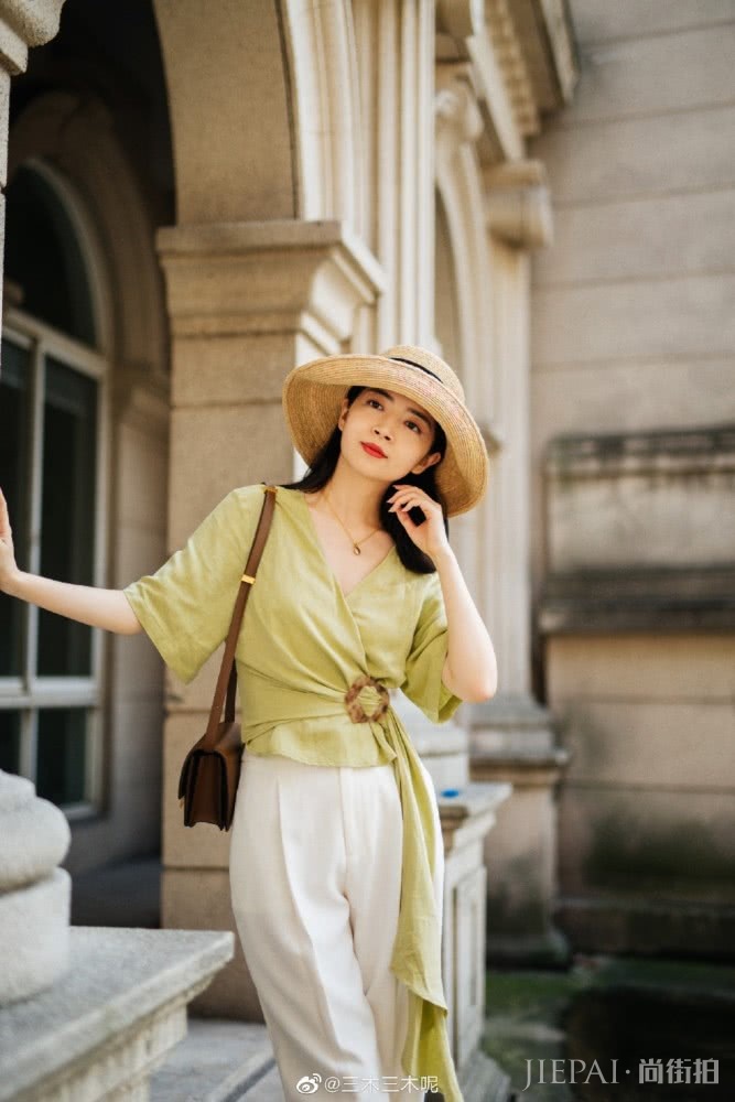 可爱小女生搭衣打扮法则,浅蓝色衬衫+白色西裤干练又时尚