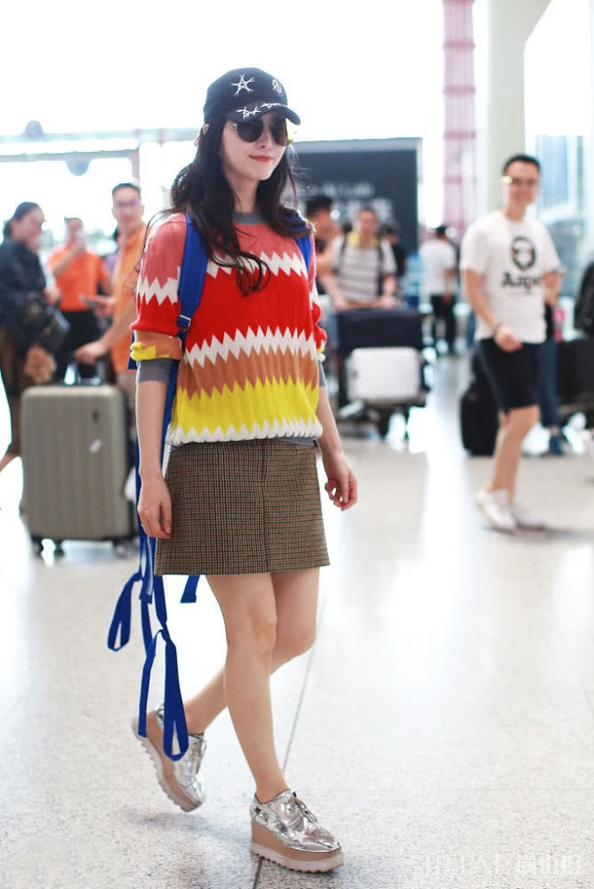 范冰冰现身机场,一身粉色造型很惊艳