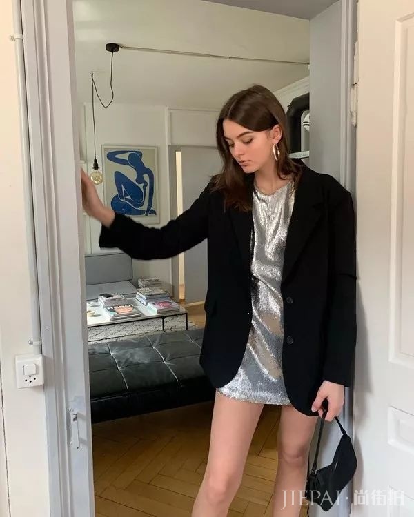 没其他原因，这位法国时尚博主穿衣好看全是因为“颜美人瘦”四个字