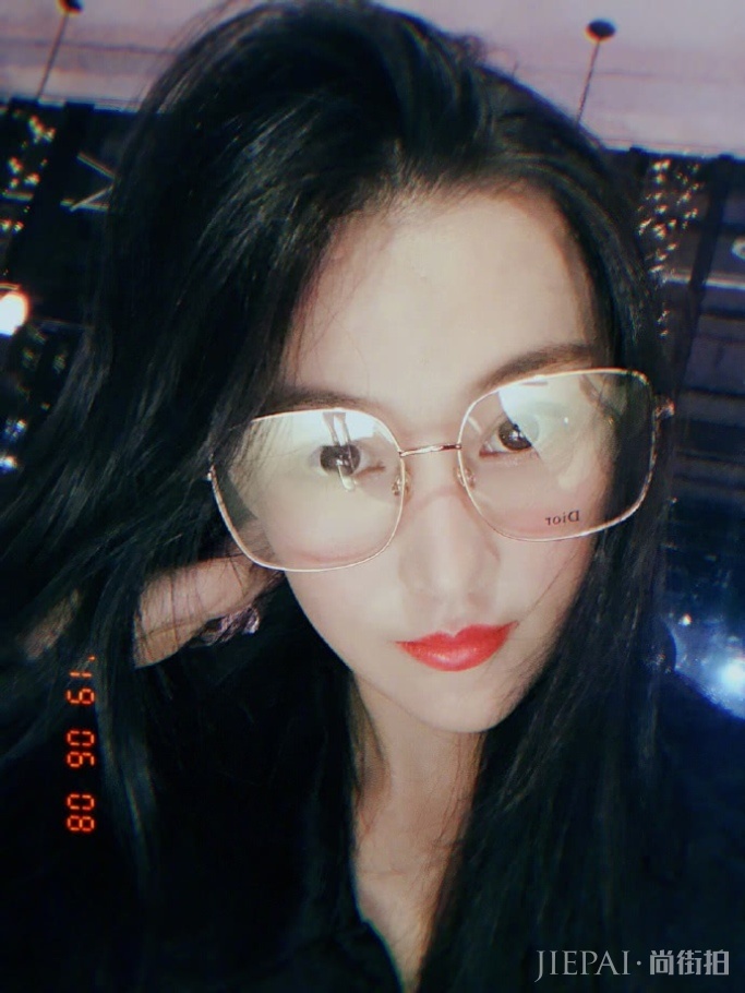 张馨予产后晒视频教粉丝化妆,用网红滤镜脸都变形了