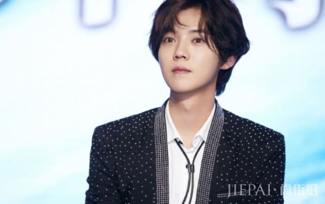 网曝关晓彤有小鲜肉备胎 与鹿晗关系亮红灯？