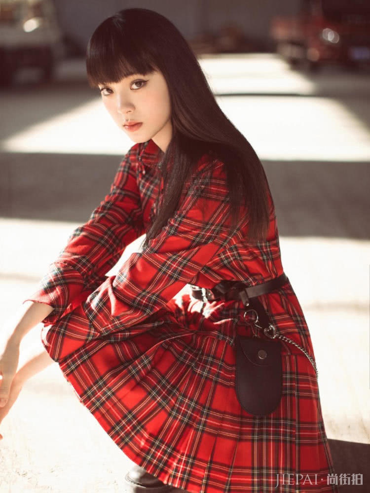 欧阳娜娜换新发型，身穿一套红色衬衫裙又酷又甜