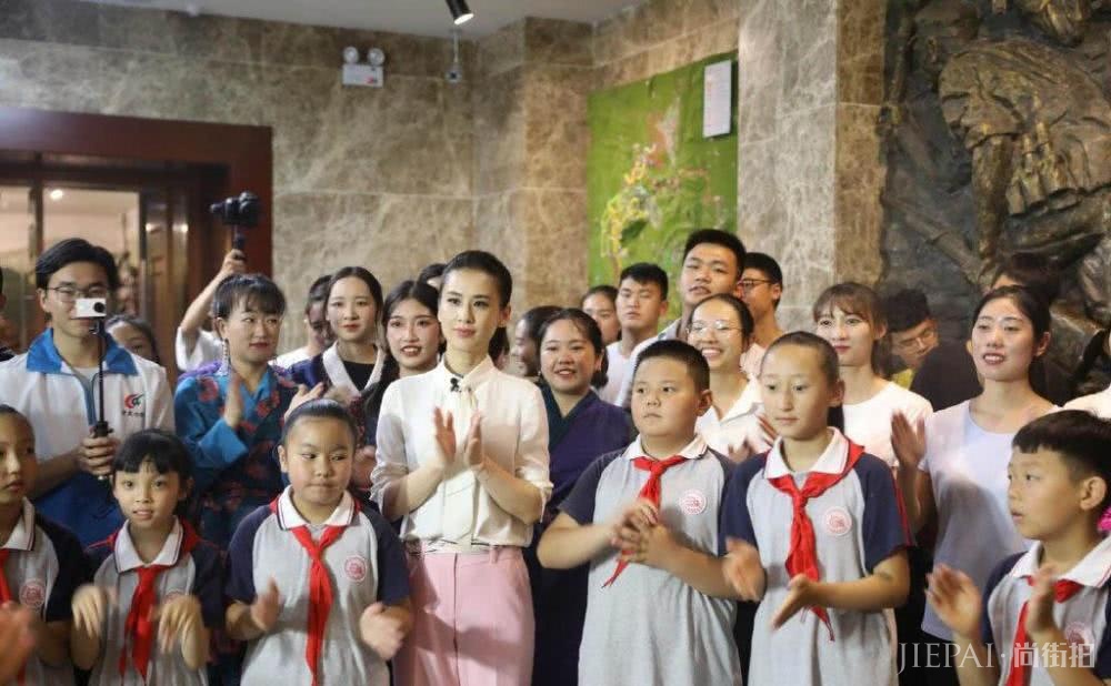 黄圣依少女装出席活动，与央视女主持同台，却因这个细节惨遭白眼