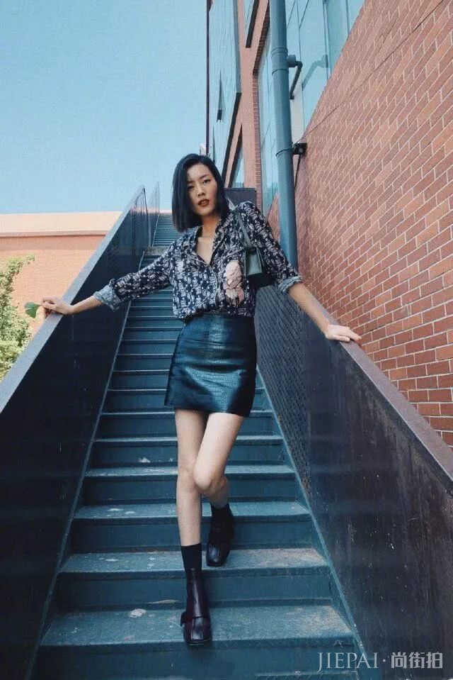 夏天学刘雯穿黑皮靴，初秋天气穿潮范十足