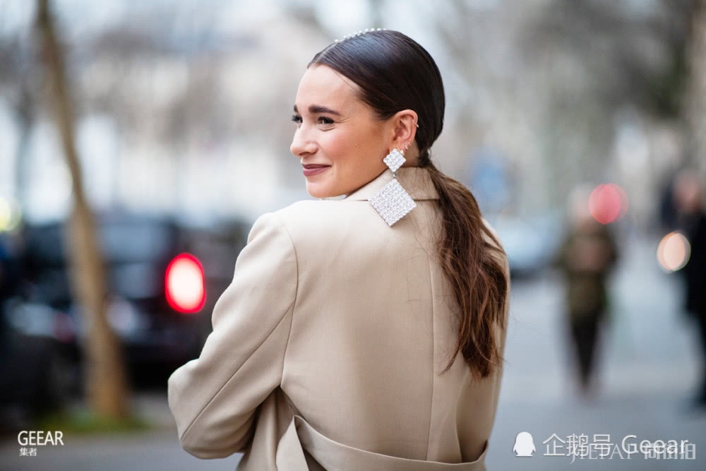 低马尾鲨鱼夹Choker发型，从T台掀起的90年代复古潮流