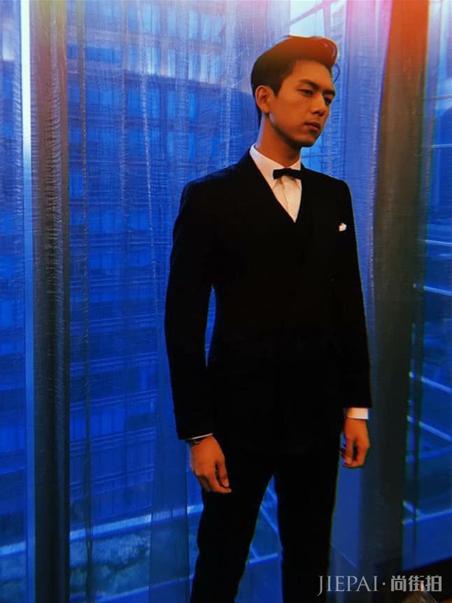 李现又穿一身黑?换个发型马上就有少年感