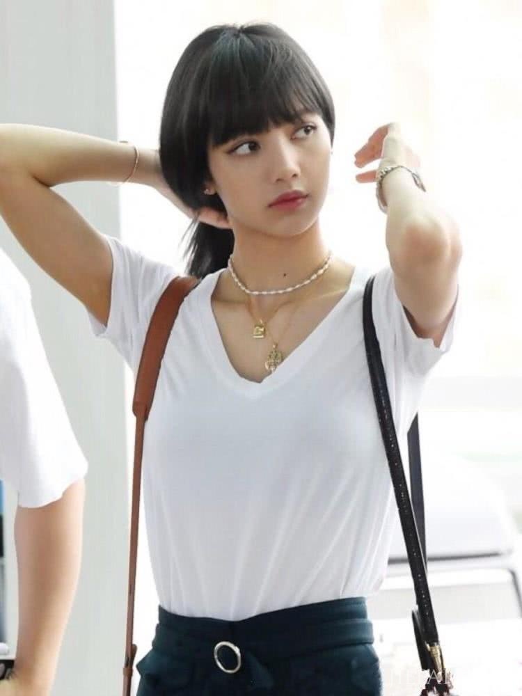 Lisa黑发现身机场,一身黑白经典休闲穿搭,仿佛人间芭比