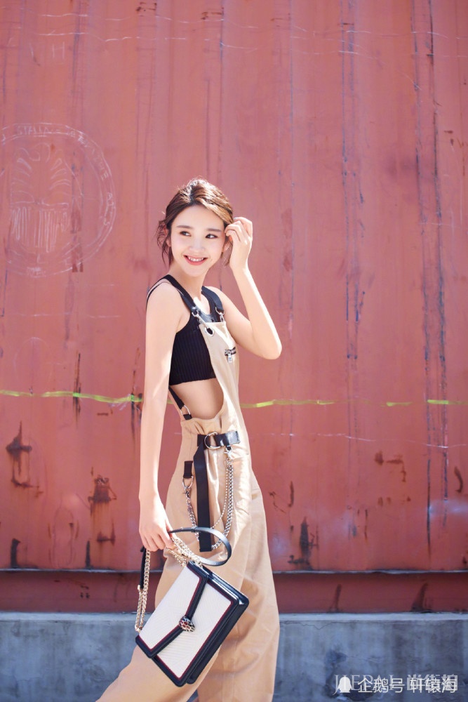 唐艺昕吊带背心，配半身裙俏皮又显嫩