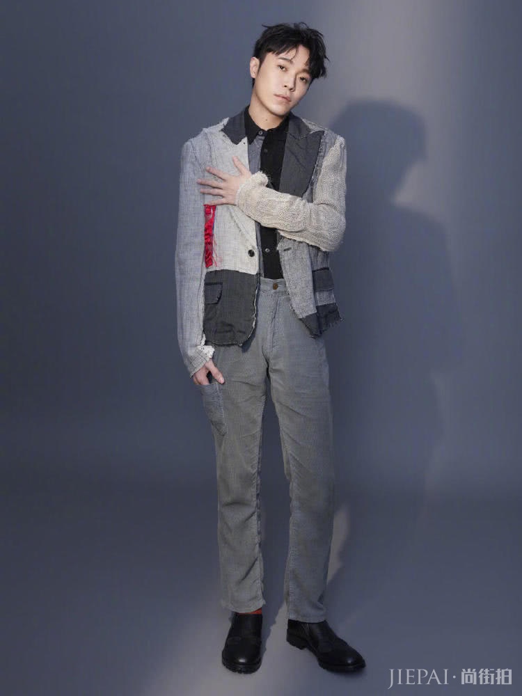 吴青峰拼接渔网装，造型大胆又独特