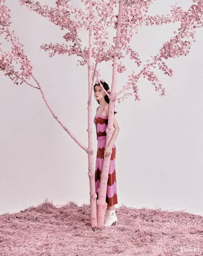 乔欣穿流苏吊带扎麻花辫，笑起来空气都甜了