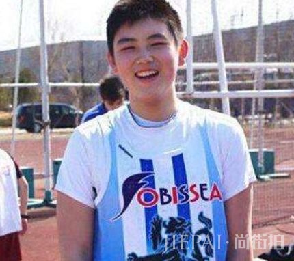 李现青涩照被曝光,小胖墩变型男,伴郎照“韩商言”范儿十足
