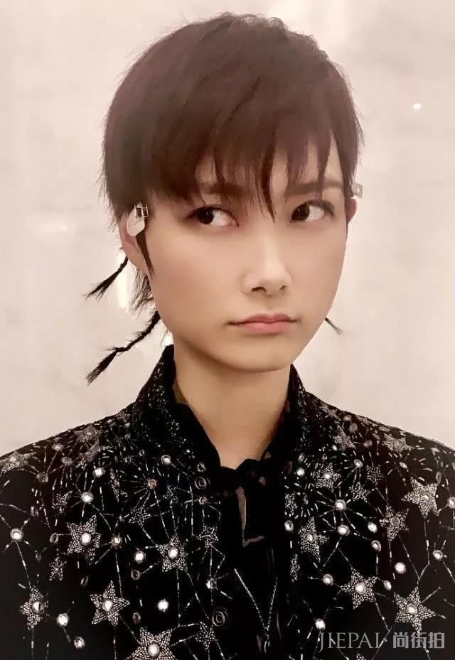 李宇春新专辑首秀造型太夸张,跨界挑战行为艺术,简直是太帅了