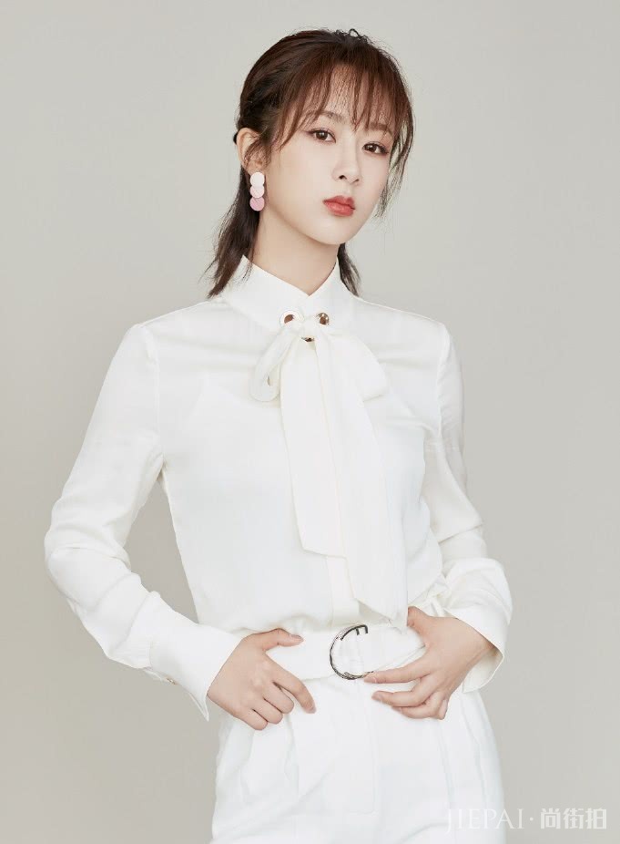 杨紫戴“花瓣耳环”现身,少女感绝佳