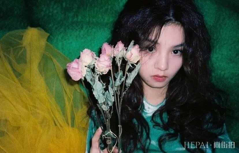 柳岩复古卷发比身材更抢镜!脸小原来靠发型