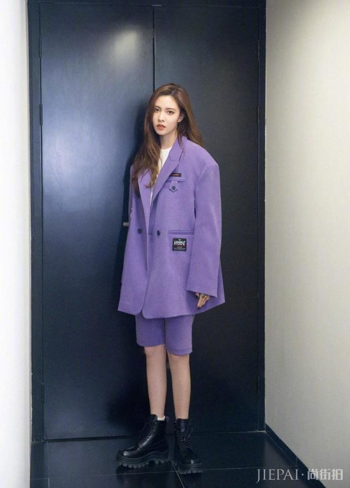 宋妍霏绿色吊带套装裙配高跟鞋,显高还秀A4腰