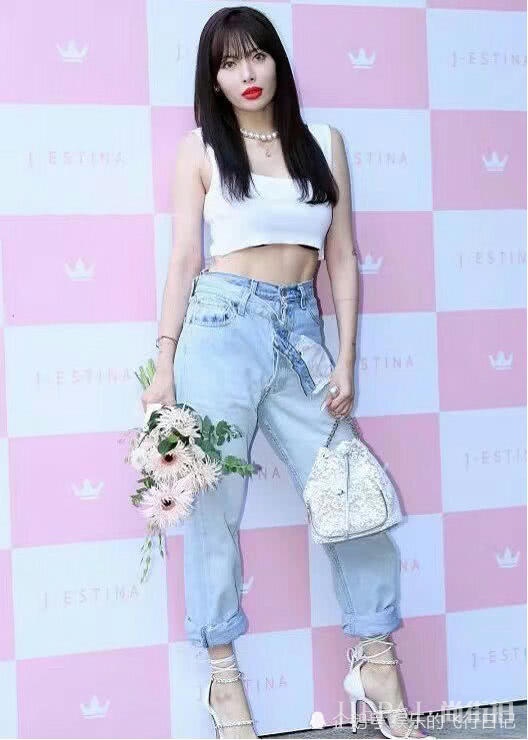 泫雅夏天一口气穿上两条裤子,烈焰红唇让人着迷