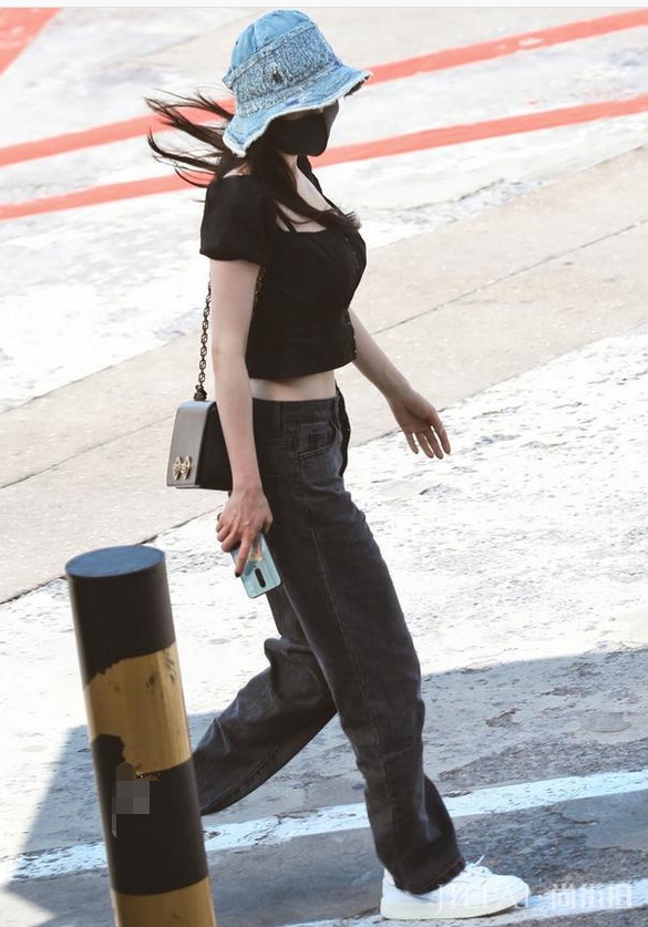 杨幂实力演绎啥叫“浑身都是懂事的肉”,这魔鬼身材我慕了