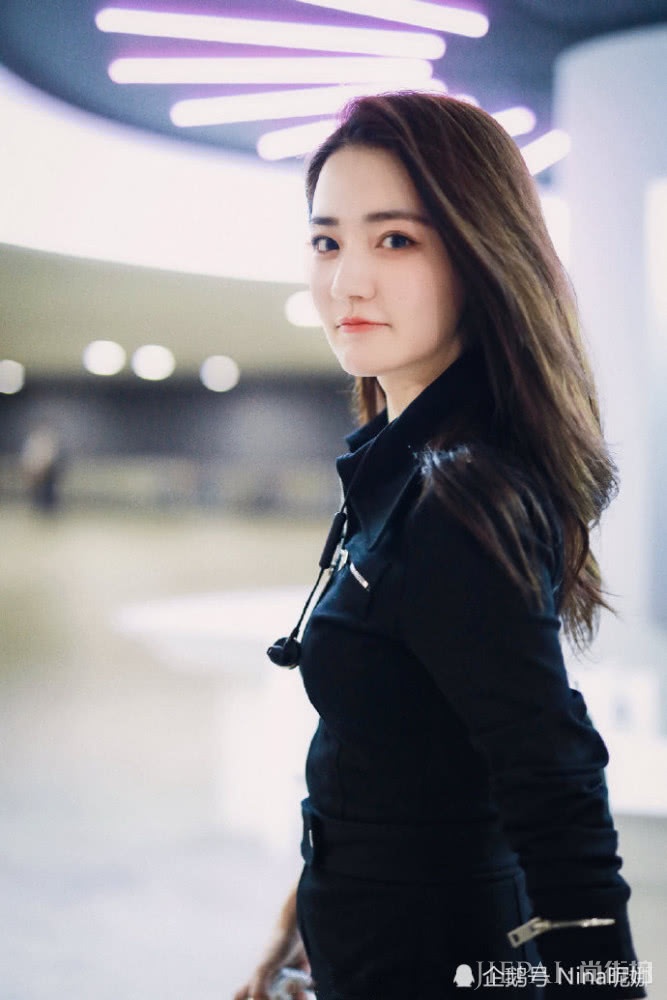 徐璐机场街拍,罕见连体衣配6千中筒靴好惊艳,背腰包美得不敢认