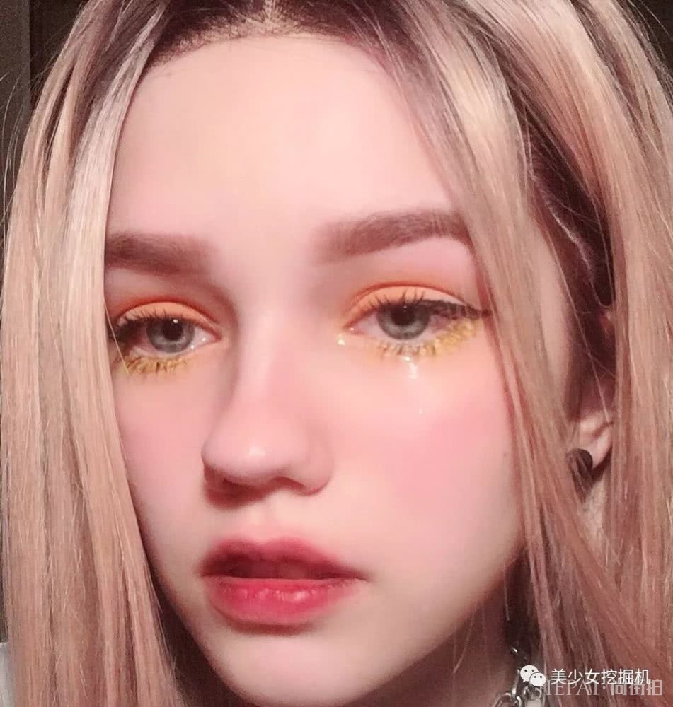 长着一张精灵脸的俄罗斯少女,都拜倒在她的彩虹眼影和神仙发色