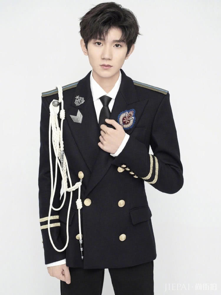 TFBOYS六周年海报变“二次元”男神,两种风格又盐又甜