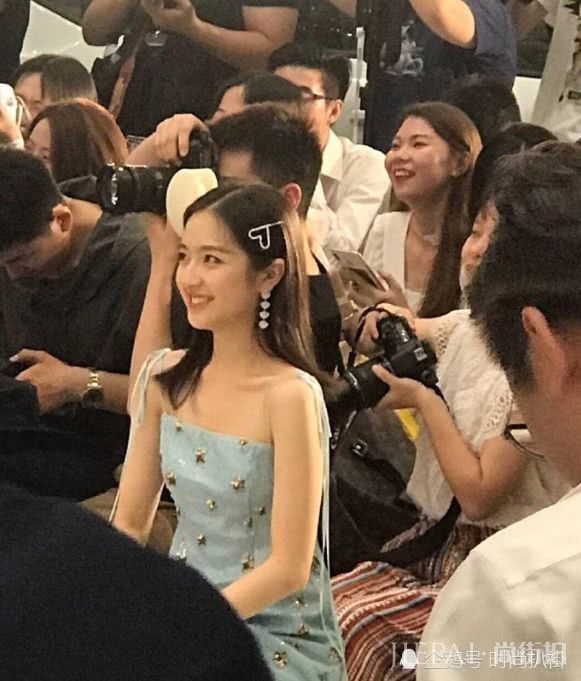 李兰迪这么细的吊带裙都敢穿了，真能减肥