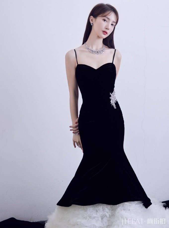 金晨黑色连衣裙下叠穿10斤“棉花”,女神范十足