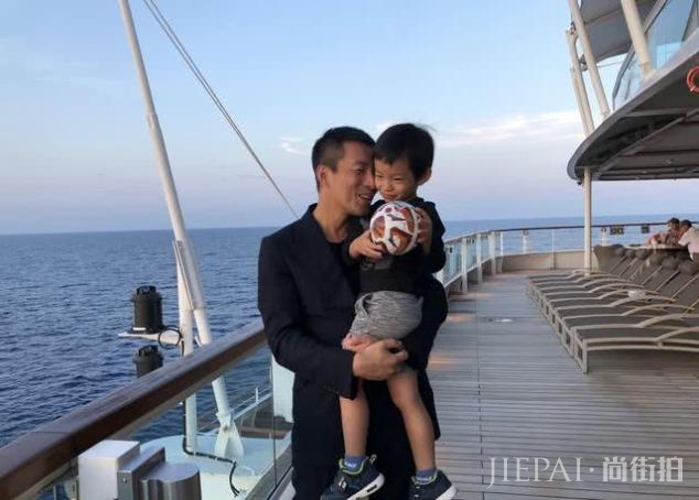 汪小菲一家国外旅行,与大S另类秀恩爱,女儿已长高到爸爸的腰间